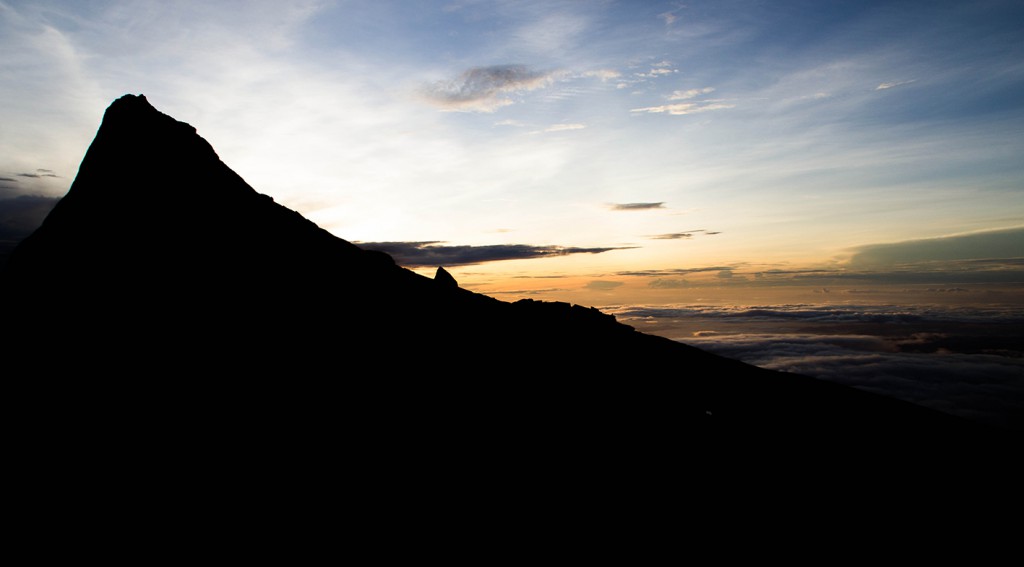 Mount Kinabalu precis innan soluppgången.