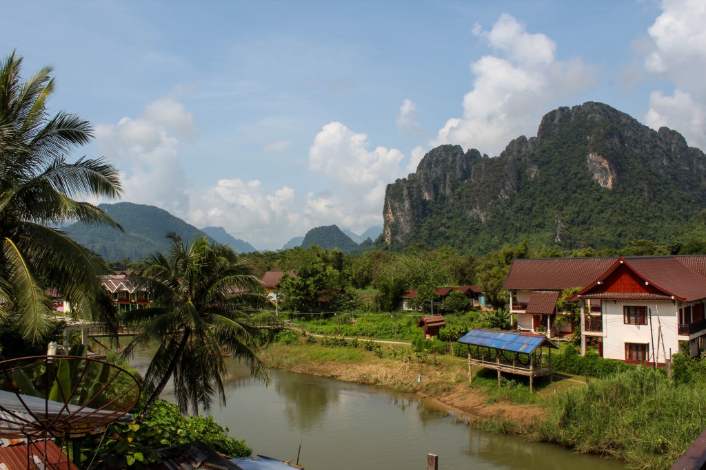 Utsikt från ett av alla hostel i Vang Vieng.