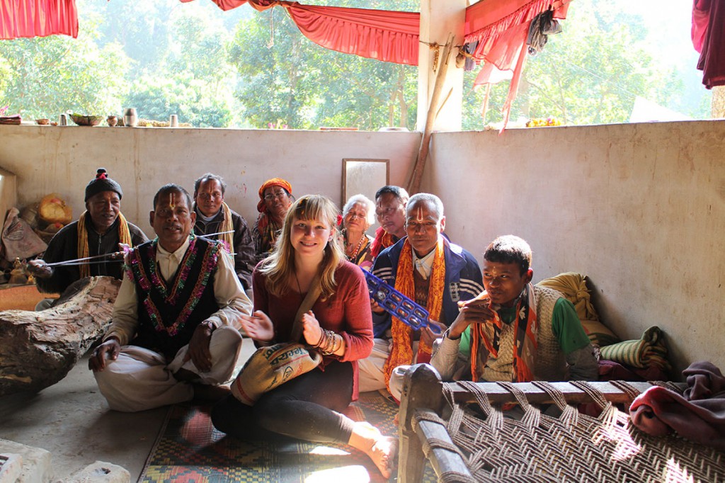 Sång, dans och traditionell musik vid templet i Thakurdwara. Foto: Josefine Nilsson