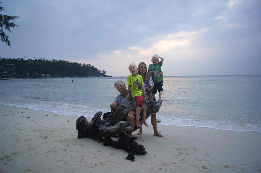 Hela familjen på en strand i Thailand under en tidigare resa. Foto: Privat