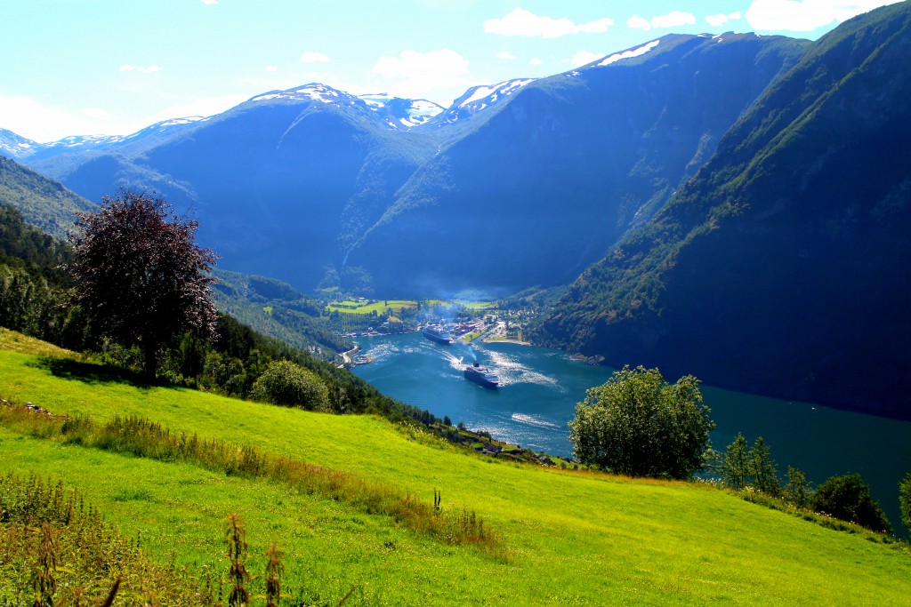 Flåm, en norsk sagoby omringad av berg, fjord och vattenfall. Bild: Josefine Nilsson