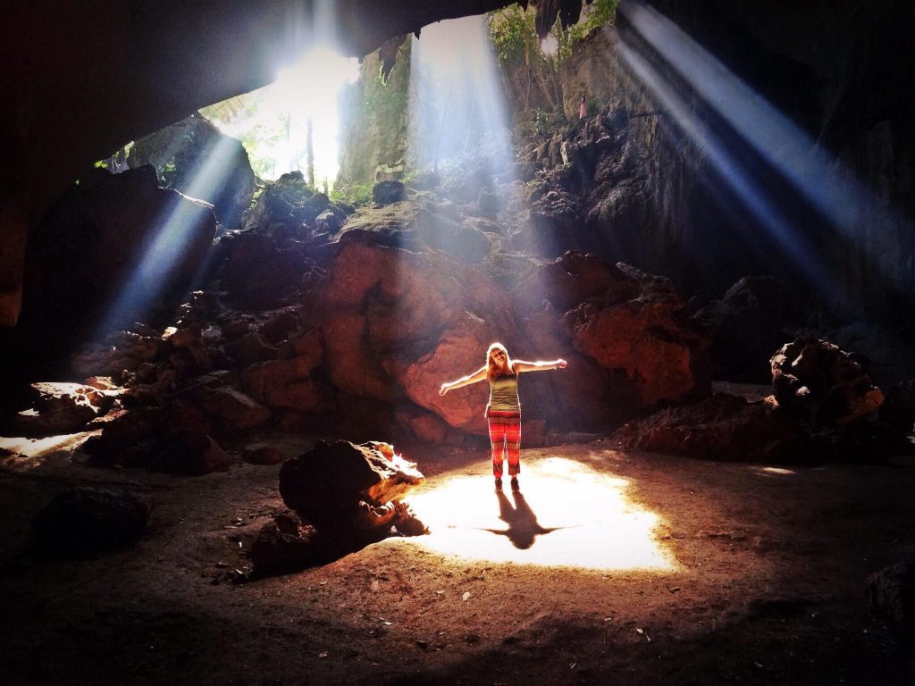 Vandrade och sov en natt i en stor grotta i Malaysias djungel. Morgonljus förvandas till strålkastare i Taman Negara nationalpark. Foto: Josefine Nilsson