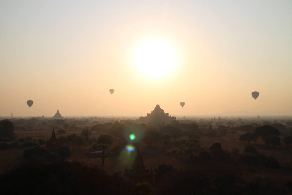 Magisk soluppgång med utsikt över tusentals tempel i Bagan. Foto: Josefine Nilsson